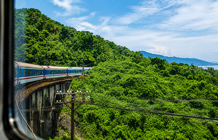 Tàu qua đèo Hải Vân