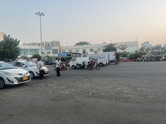 Dịch vụ xe taxi trước cổng ga Sài Gòn