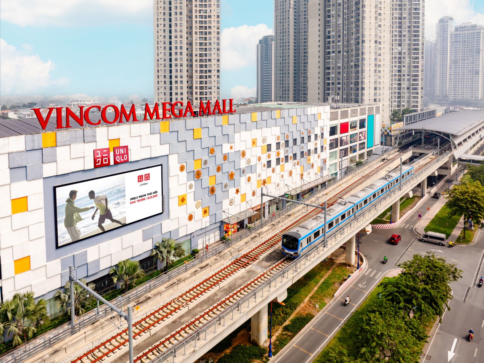 Trạm dừng trả khách xe buýt 67 ngay Vincom Mega Mall Thảo Điền