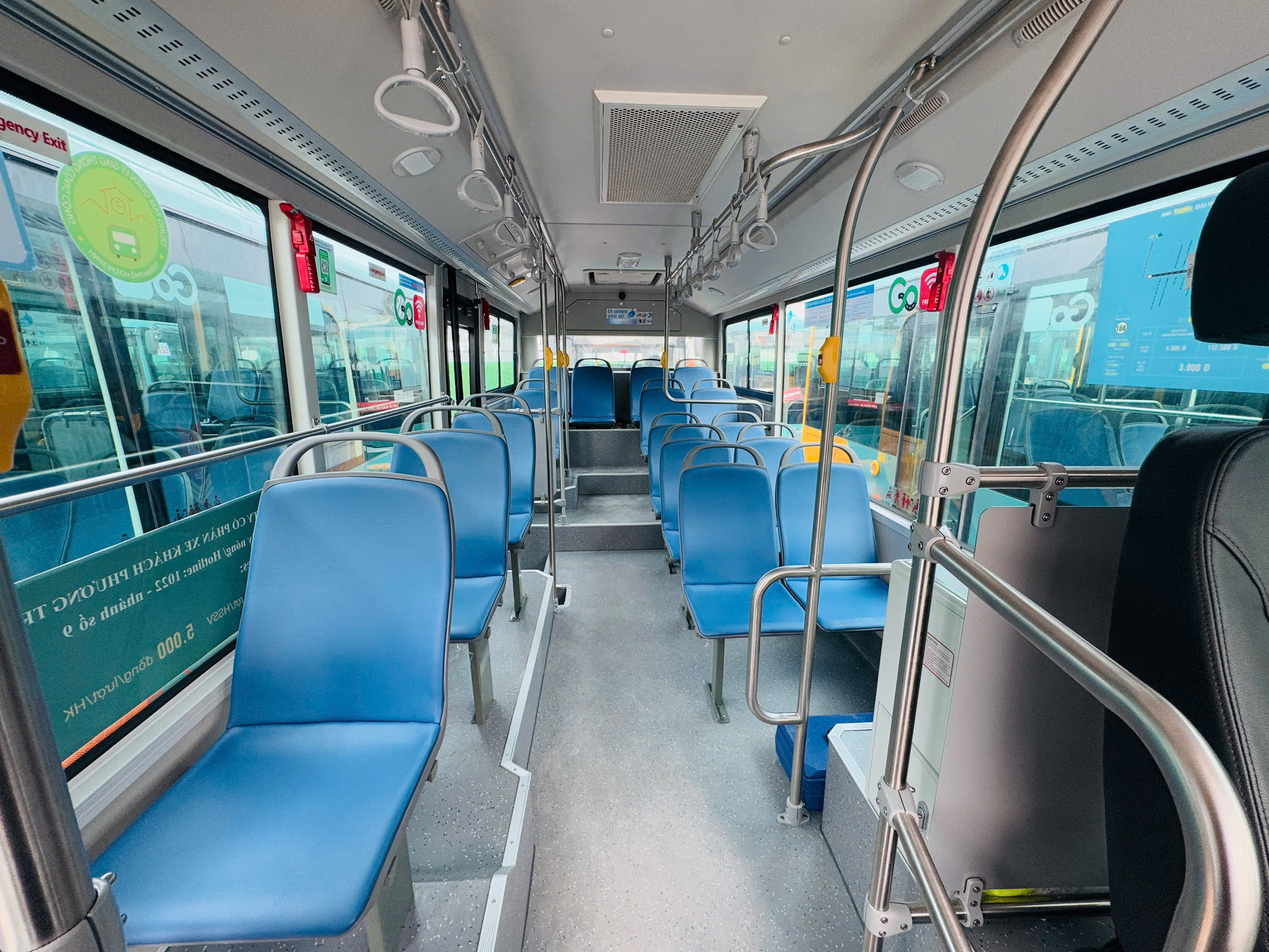 Bên trong xe buýt điện 607 - ghế ngồi, vị trí đứng thoải mái, tiện lợi. Trang bị nhiều tiện ích camera, GPS, wifi miễn phí, thiết bị thông báo trạm tự động, hệ thống thanh toán không tiền mặt.
