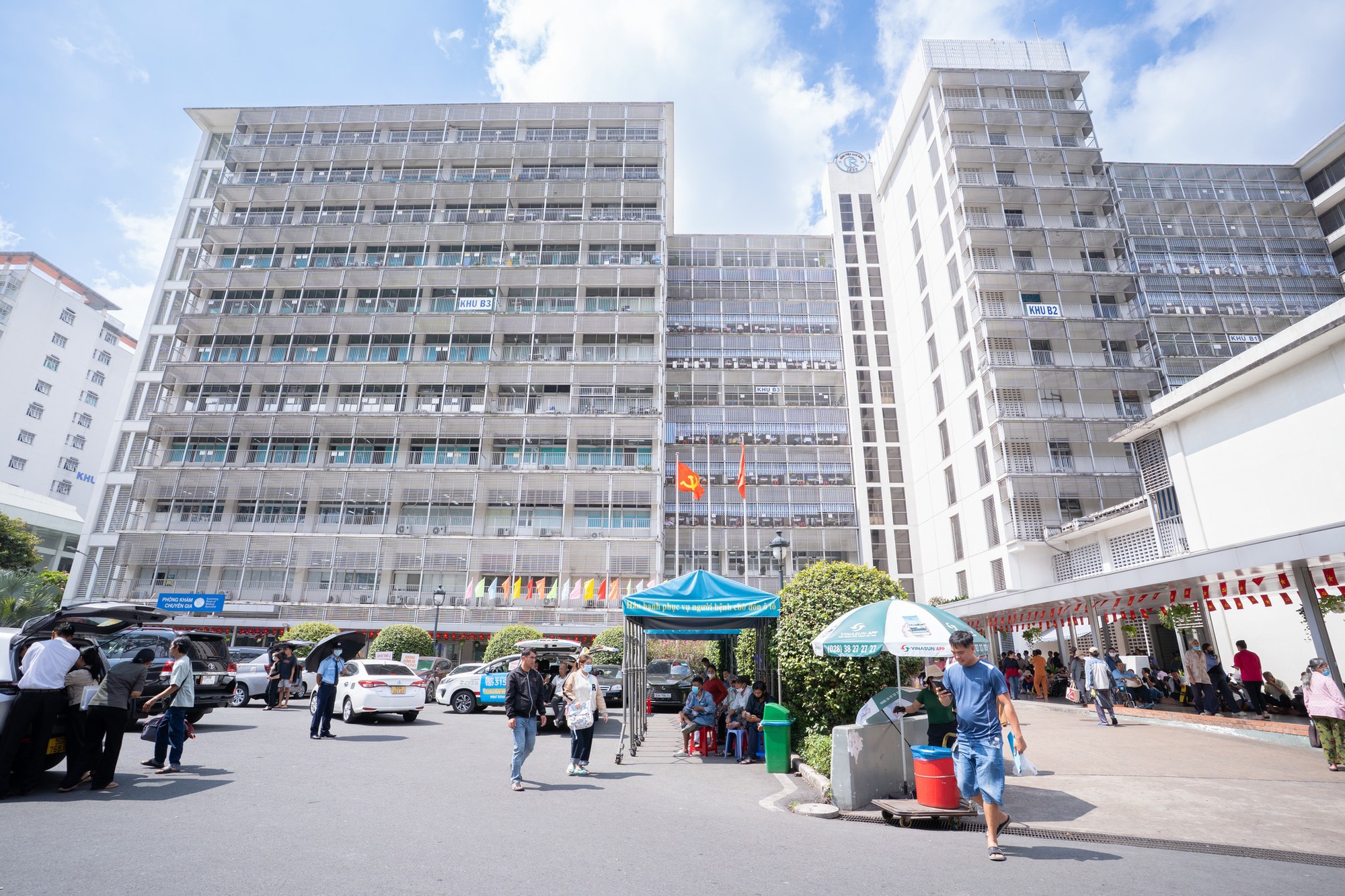 Cho Ray Hospital nam at on route di chuyen for bus 150