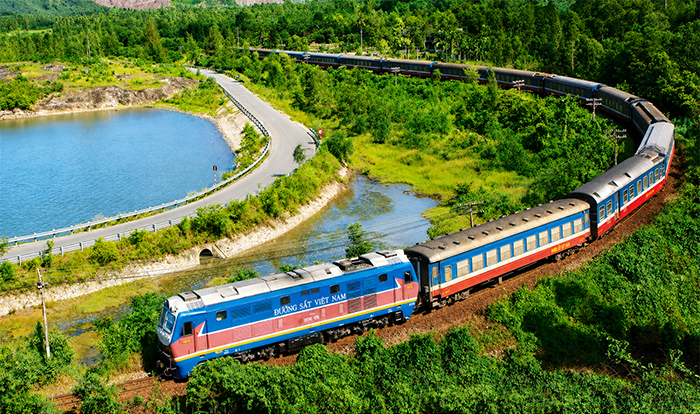 Ngắm cảnh đẹp khi tàu qua khu vực Phú Yên