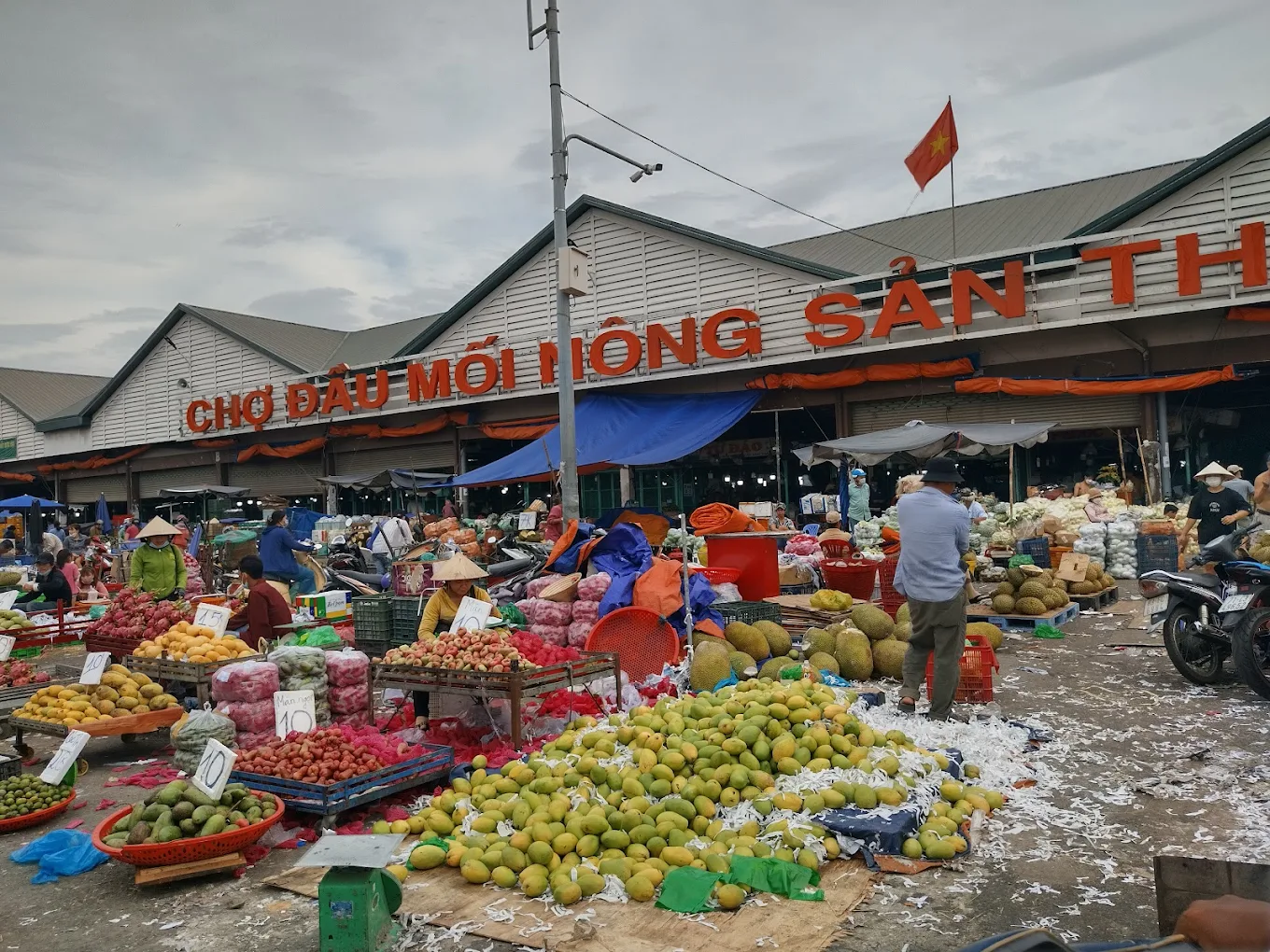 Thu Duc wholesale agricultural market has a bus stop for bus route 601