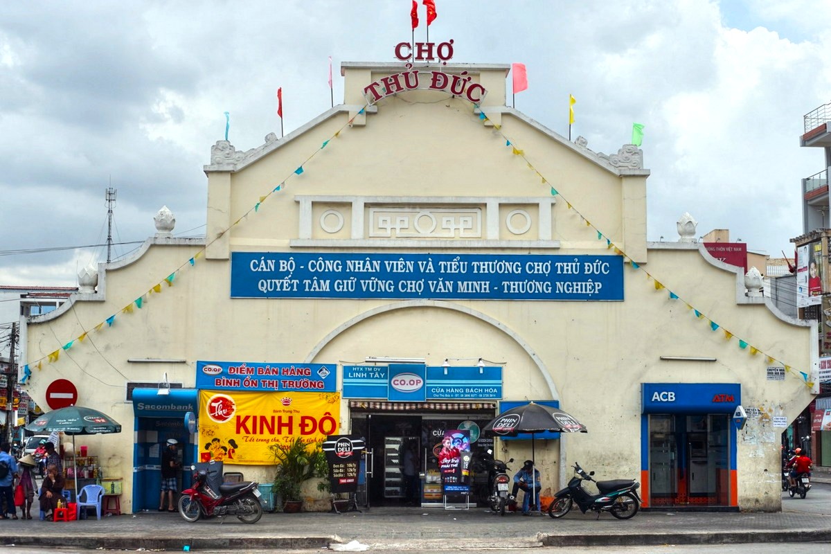 Chợ Thủ Đức có trạm dừng trả khách của tuyến xe buýt 93