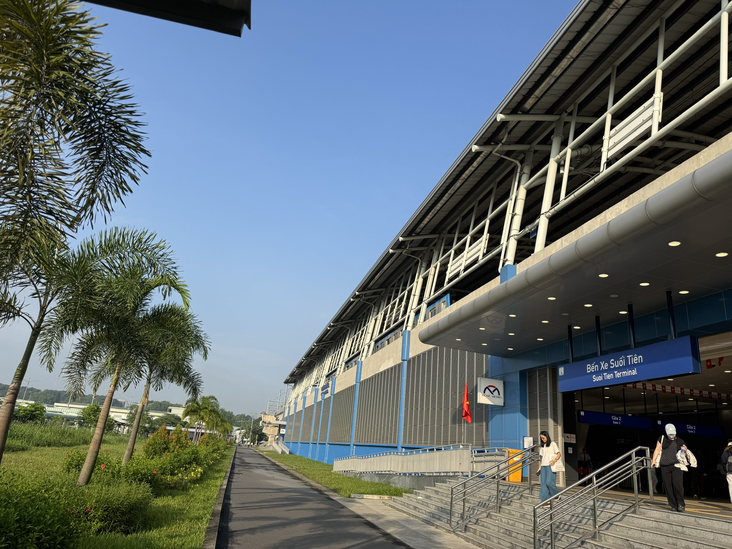 Metro station Ben xe Suoi Tien next to New Mien Dong Bus Station has a bus stop for bus route 601