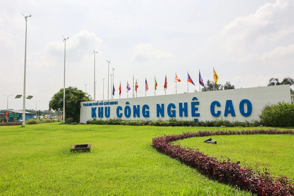 Cổng vào Khu Công Nghệ Cao TP.HCM có trạm dừng xe buýt 603
