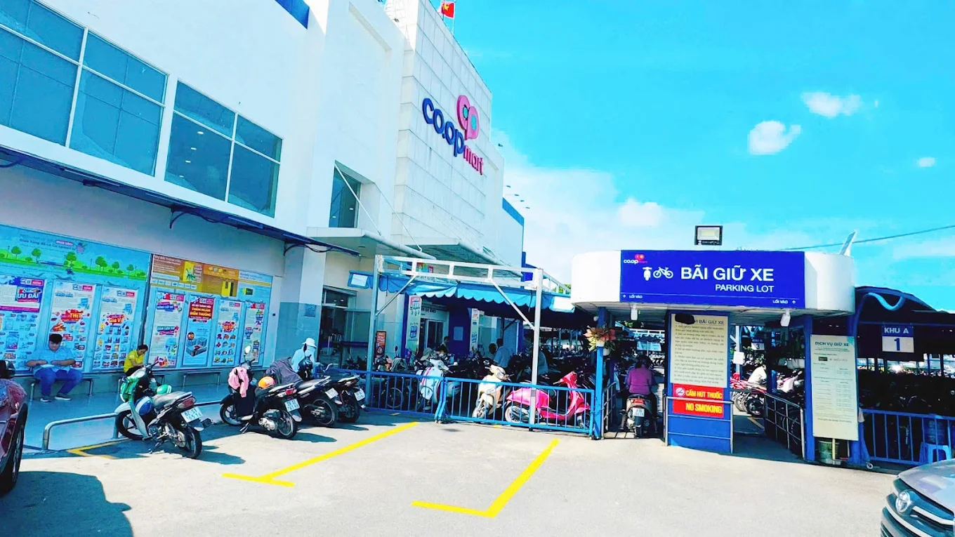 Siêu thị Coopmart Xa lộ Hà Nội, trạm dừng xe buýt 67 ngay Ngã 4 Thủ Đức