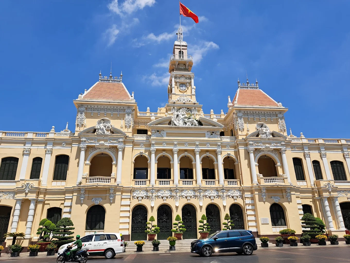 Uỷ ban nhân dân Thành phố Hồ Chí Minh có trạm dừng đón khách xe buýt 93