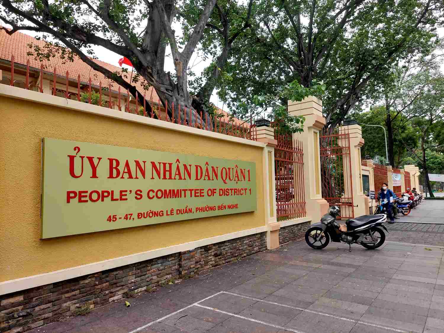 Uỷ ban nhân dân Quận 1 có trên lộ trình xe buýt 93