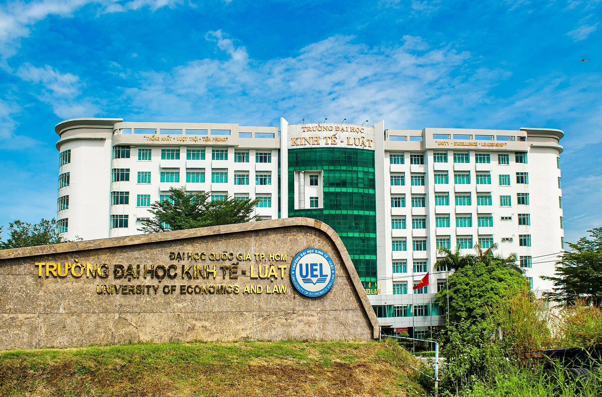 University of Economics and Law is on bus route 6177