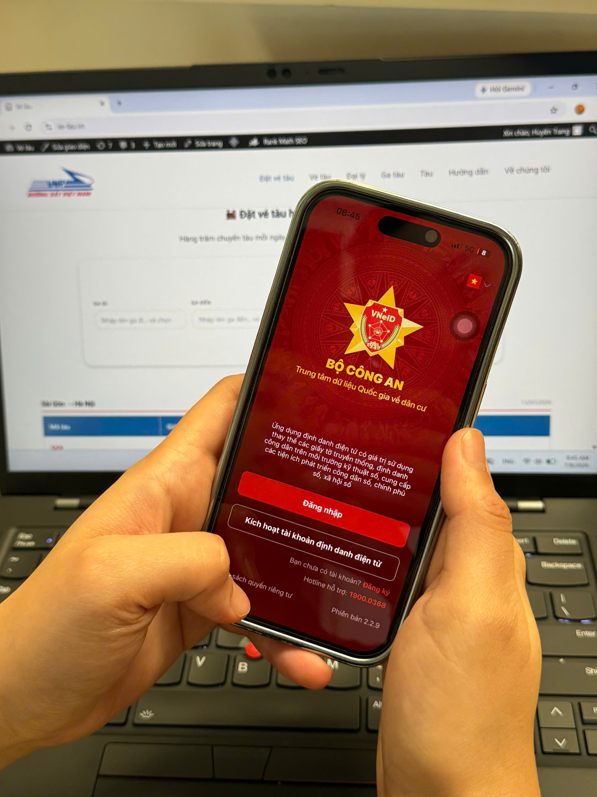 Log in to the VNeID app for phase-2 free bus rides