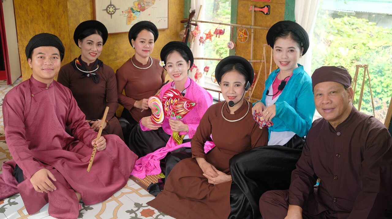 Enjoy a distinctive traditional cultural and artistic atmosphere on the Hanoi Five Old City Entrances Train with artists