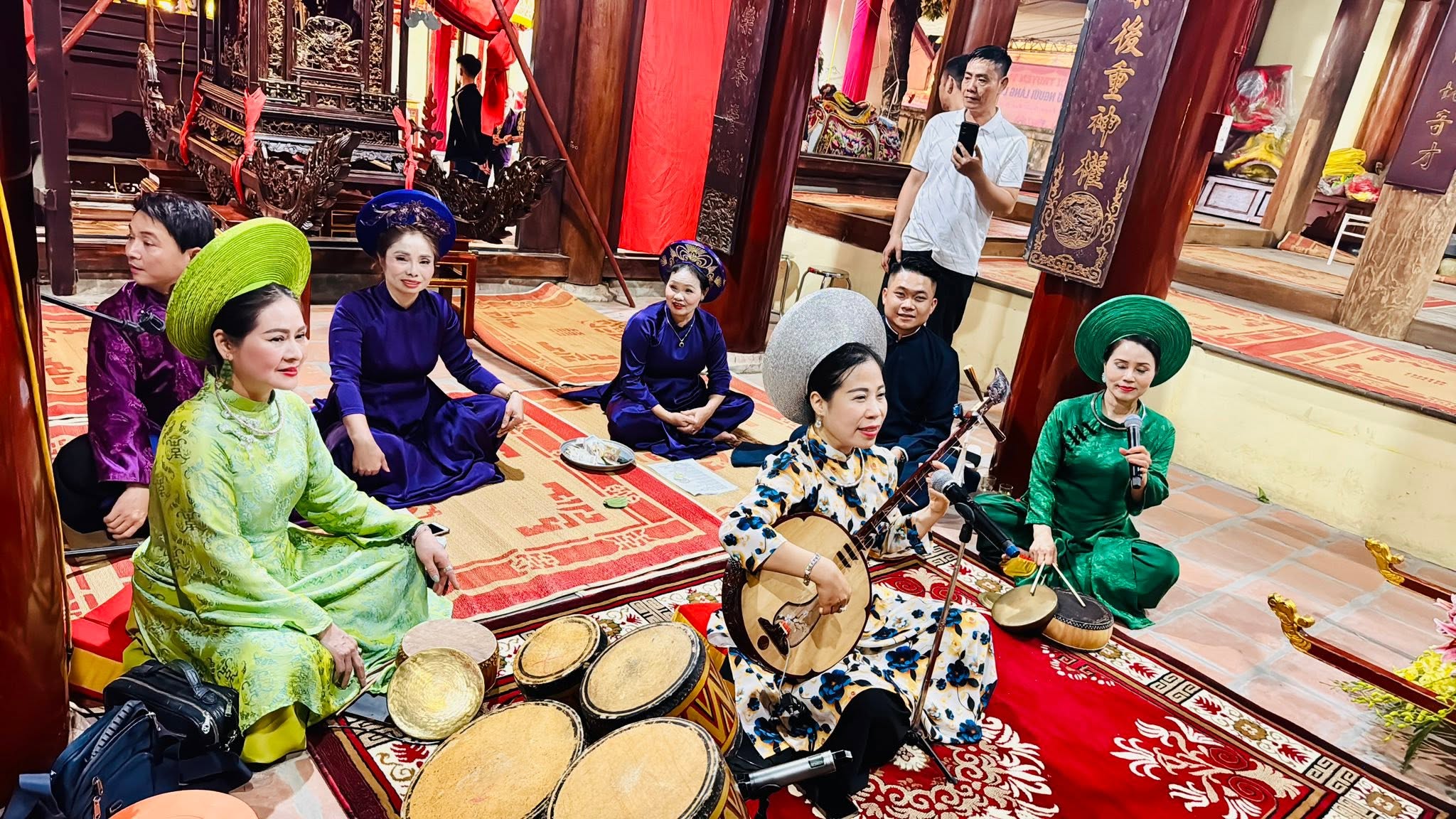 Artist Tuyet Tuyet with artists in Hanoi