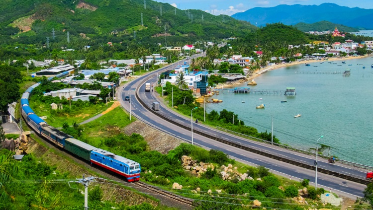 Các chuyến tàu Sài Gòn đi Vinh buổi sáng cho hành khách nhiều thời gian quan sát cảnh quan trong ngày đầu hành trình