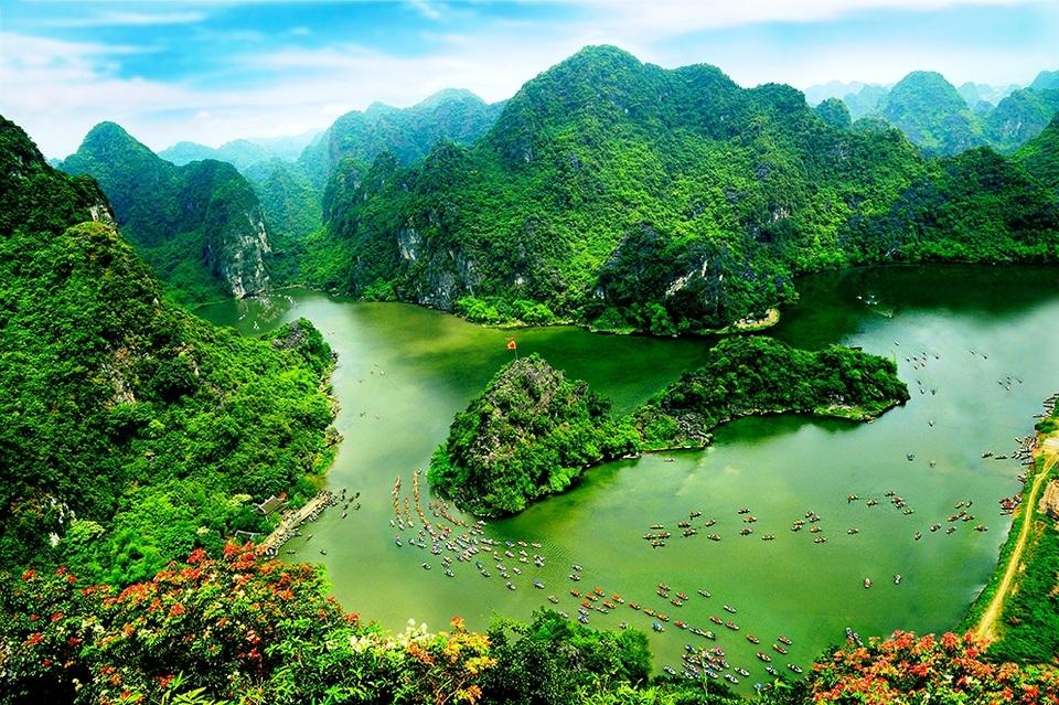 Tràng An, Tam Cốc – Bích Động, Hang Múa và Cố đô Hoa Lư là những điểm hành khách có thể tìm hiểu khi đến Ninh Bình