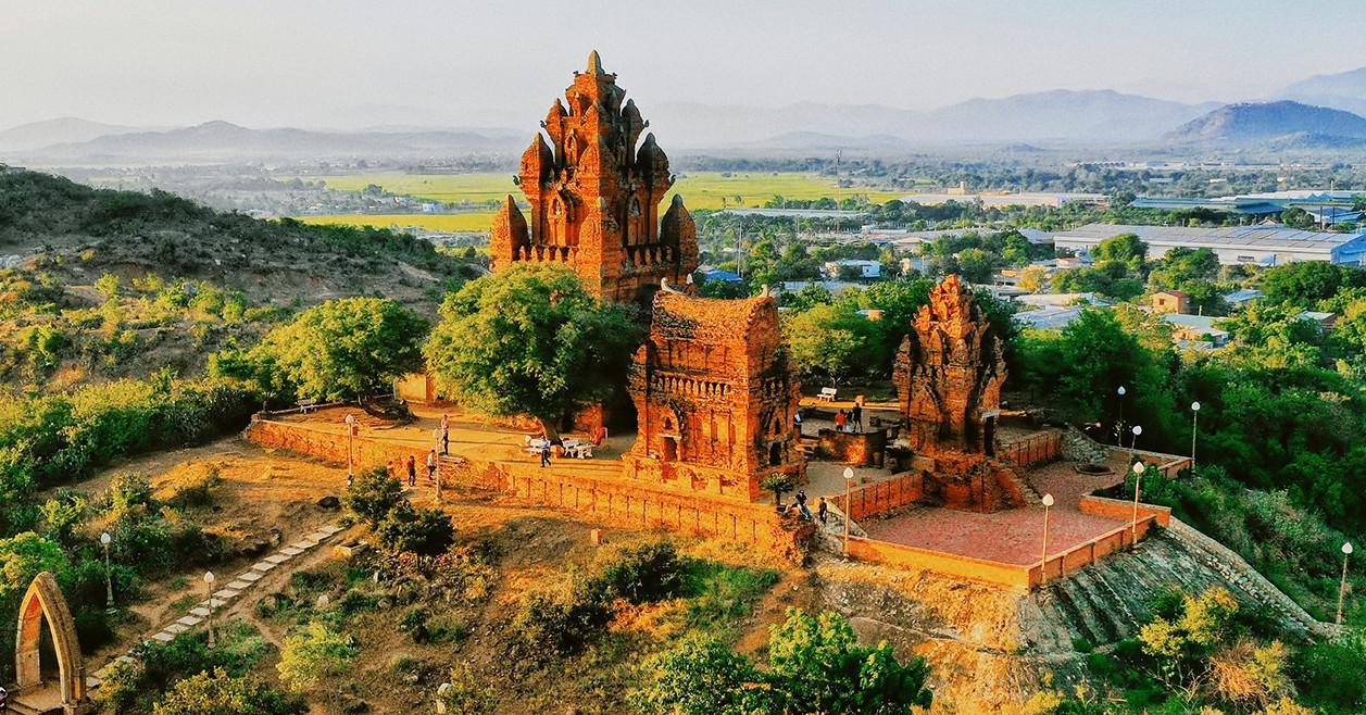 Từ ga Tháp Chàm, hành khách có thể tiếp tục khám phá nhiều điểm tham quan nổi bật tại Ninh Thuận