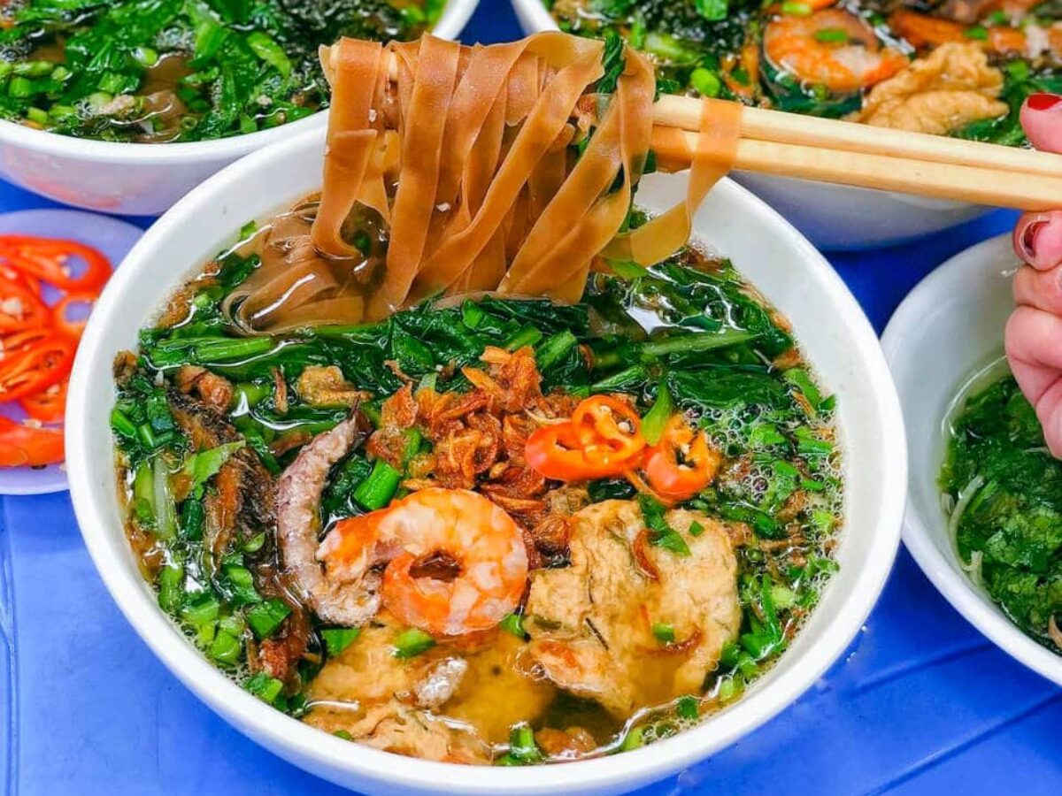 Thưởng thức món ăn bánh đa cua đặc sản