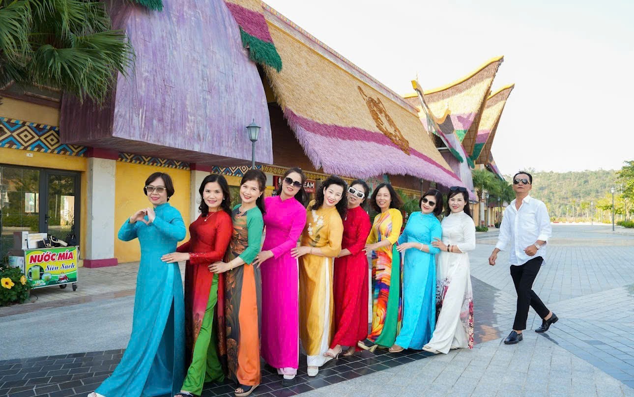 Du khách check in khu vực bãi biển