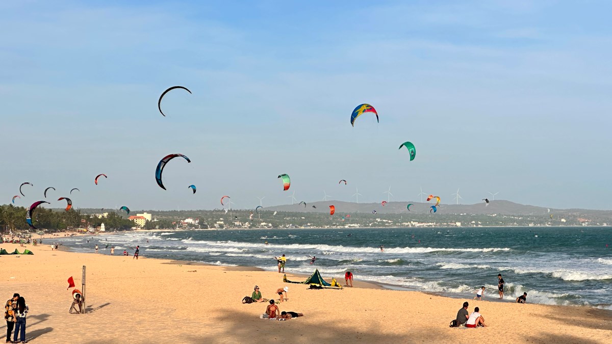 Biển Phan Thiết - Mũi Né thu hút nhiều du khách đến chơi các môn thể thao diều lượn, lướt ván