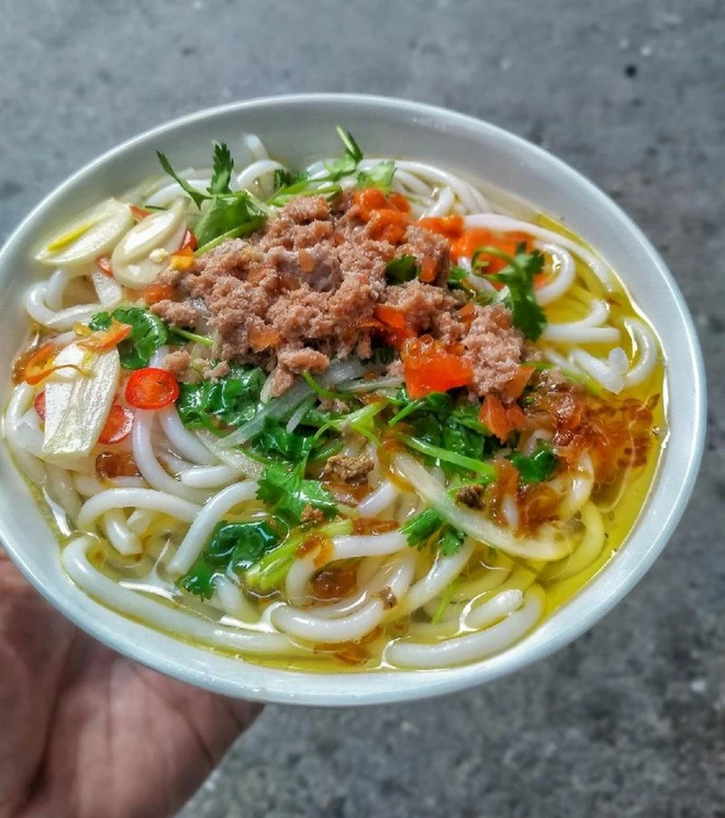 Delicious crab roe chopstick noodles near the station