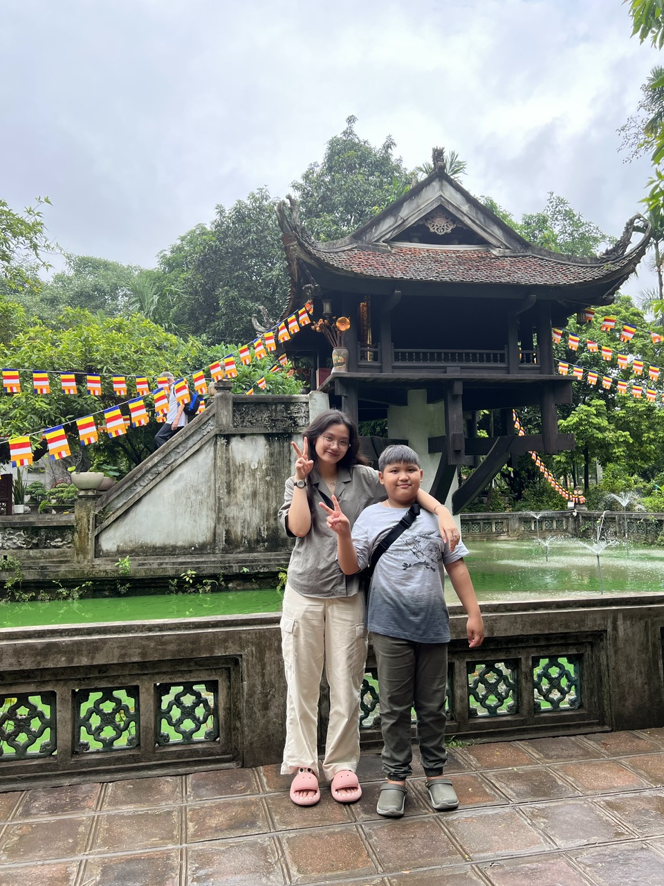 Du khách đến thăm Chùa Một Cột tại Hà Nội