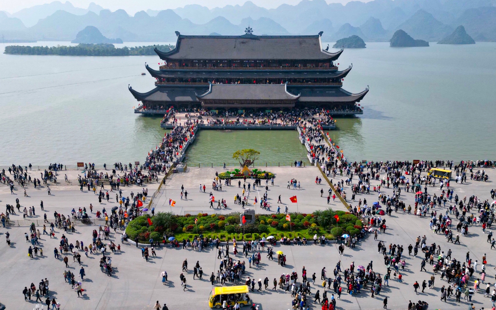 Quần thể Chùa Tam Chúc địa điểm du lịch Hà Nam
