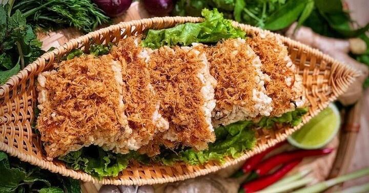 Cơm cháy giòn rụm kèm sốt đậm đà cũng là đặc sản nổi tiếng Ninh Bình
