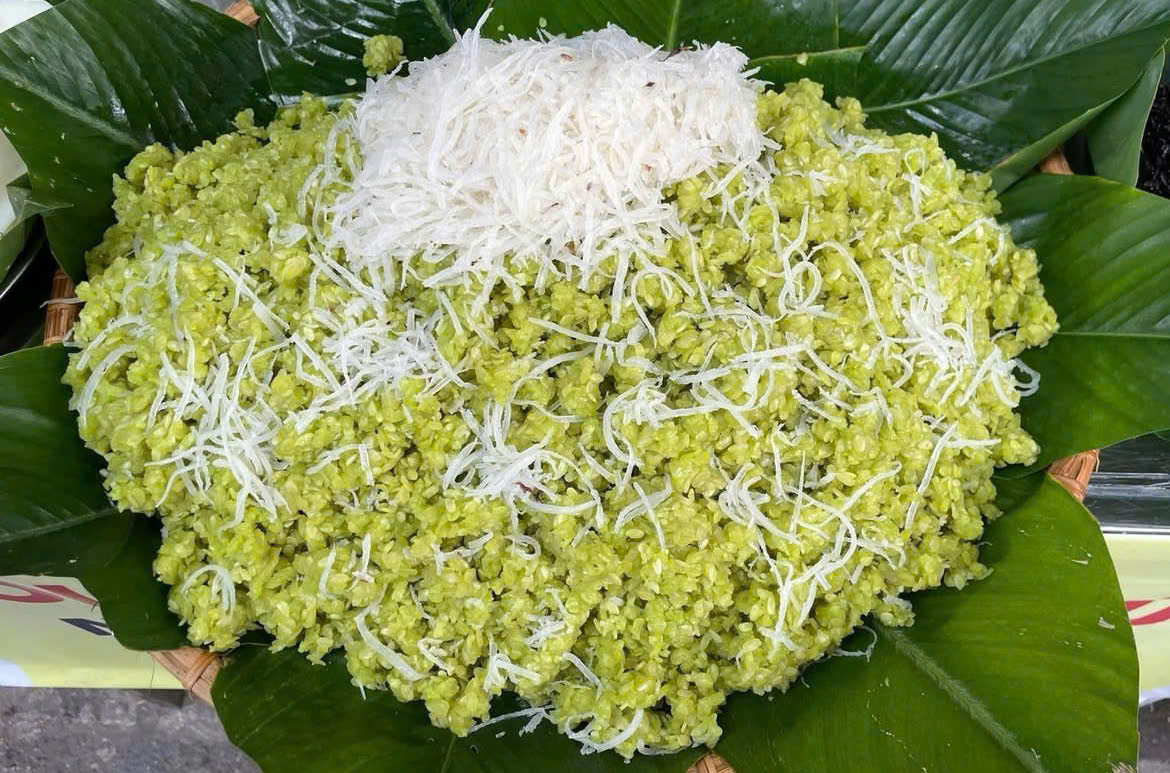 Cốm làng Vòng không chỉ được người làng ưa chuộng mà với du khách thập phương, đây cũng là thứ quà không thể thiếu khi đến làng Vòng.