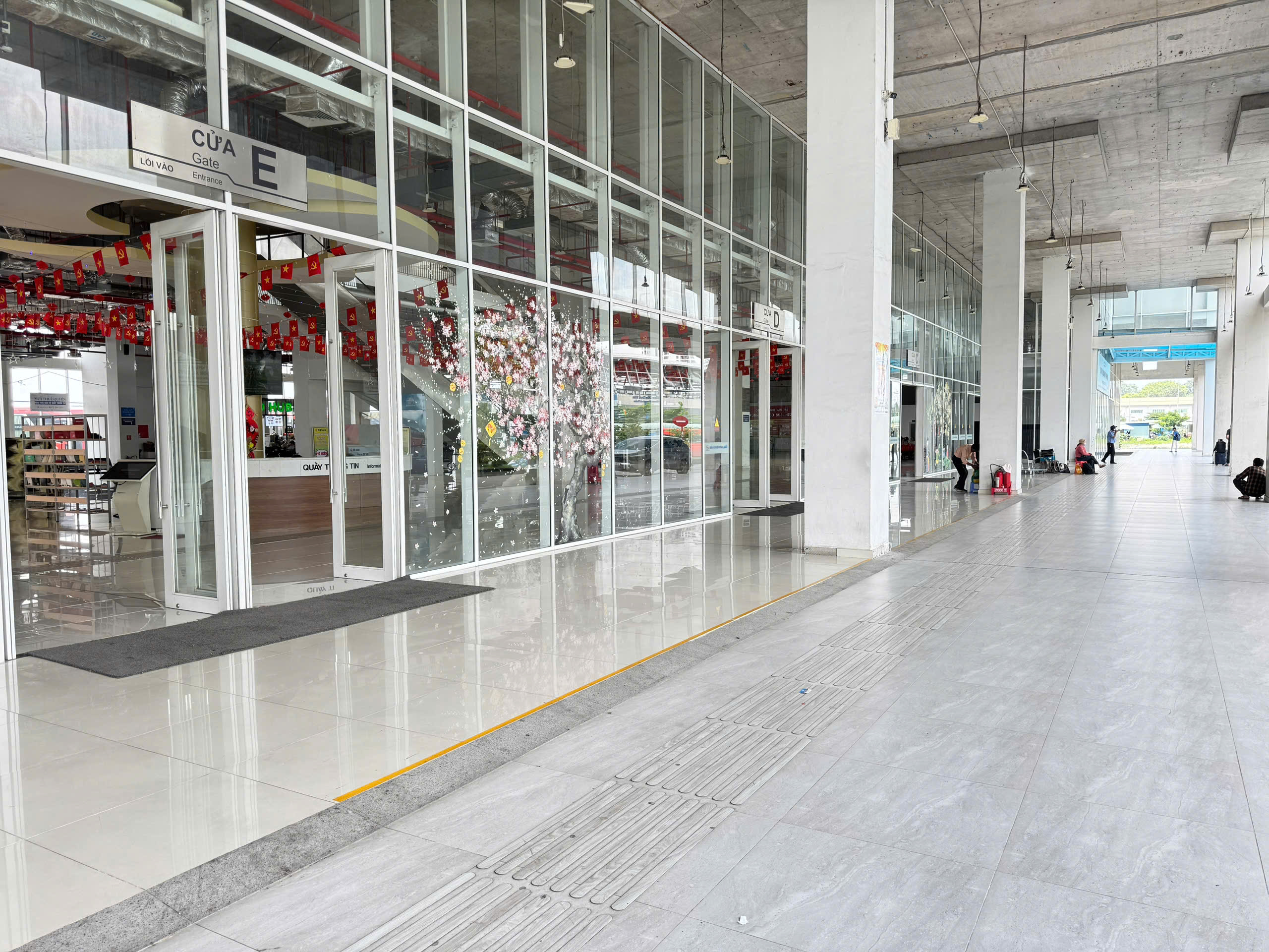 Lối vào Cửa E Bến xe Miền Đông mới