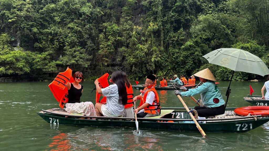 Xuôi dòng sông nước Tràng An
