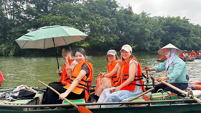 Tràng An - nơi dòng nước vẫn sạch, núi vẫn xanh mãi