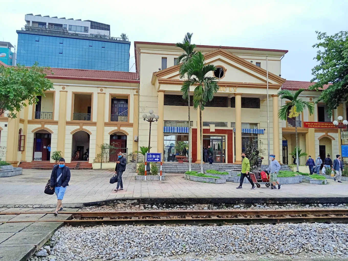 Quang cảnh phía trước ga Phủ Lý Hà Nam