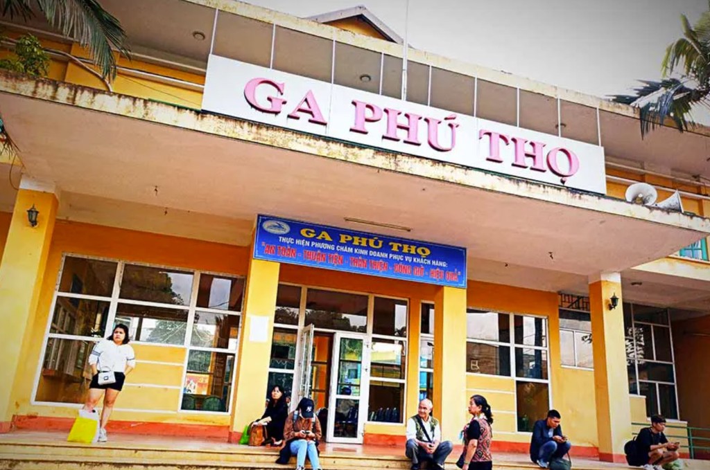 Ga Phú Thọ đón trả khách