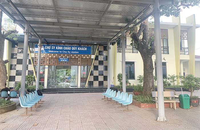 Hành khách đi thẳng vào cửa chính để hỏi dịch vụ gửi hàng hoá tại ga