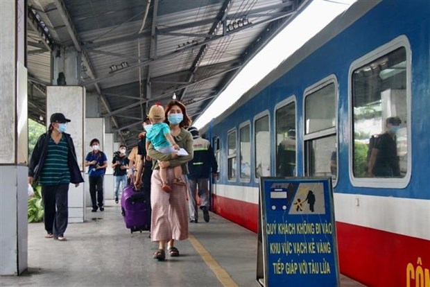 Hành khách chuẩn bị lên vé tàu Biên Hòa Minh Khôi