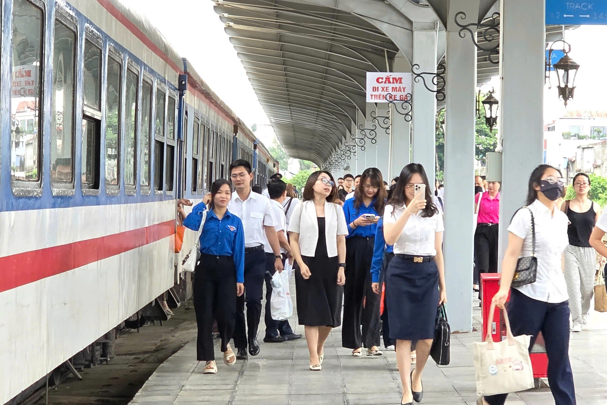 Hành khách đặt vé tàu Biên Hòa Núi Thành