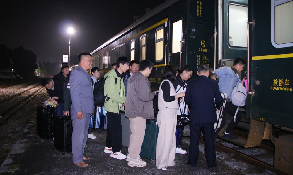 Passengers boarding international train at Bac Giang Railway Station
