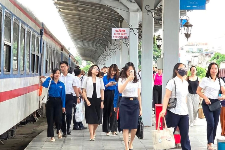 Hành khách chọn dịch vụ vé tàu tháng 12 đi tàu SE13