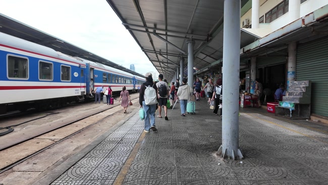 Hành khách chuẩn bị lên tàu SE8