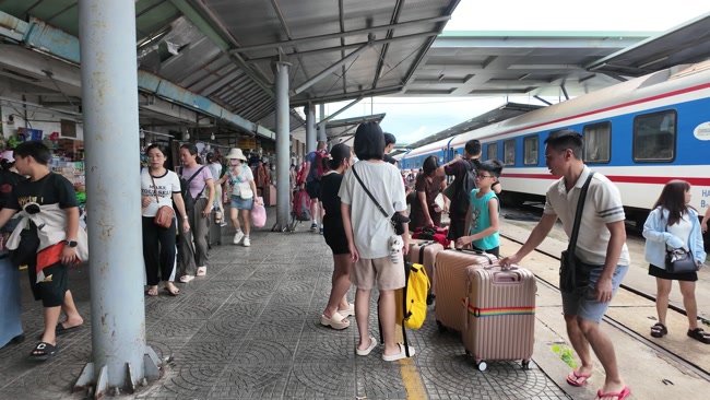 Passengers hurrying to board train SE2