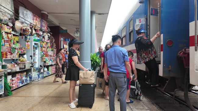 Passengers quickly boarding train SE3