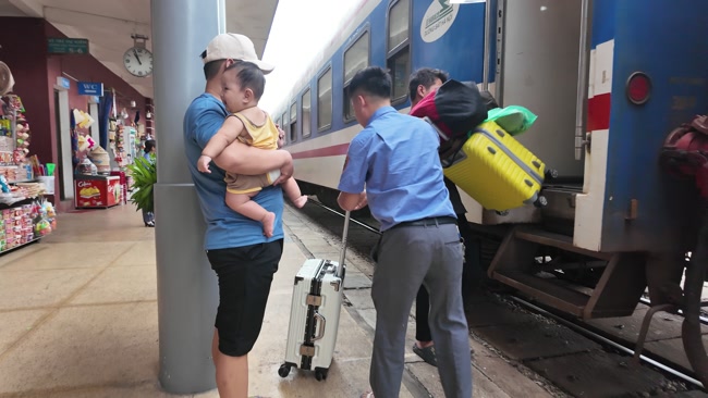 Passengers quickly boarding train SE1