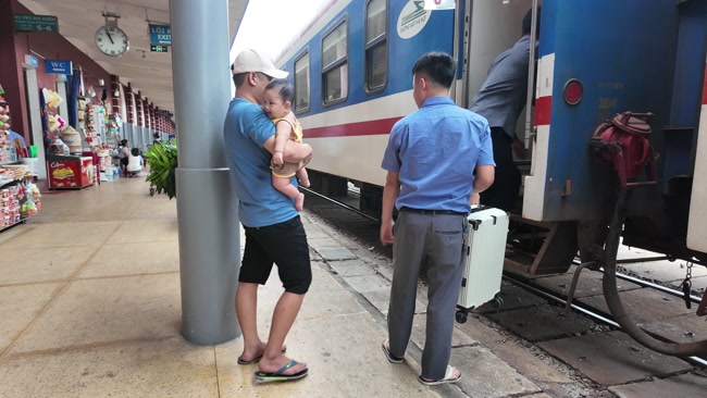 Hành khách khẩn trương lên tàu SE7