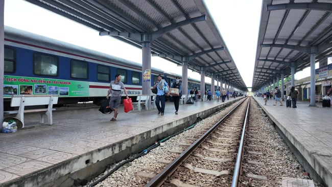 Passengers quickly boarding train LP6