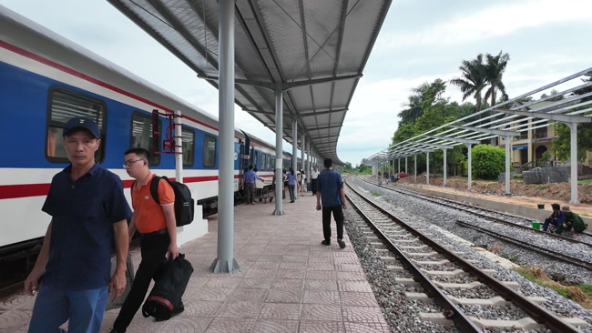 Passengers moving to board train SE7