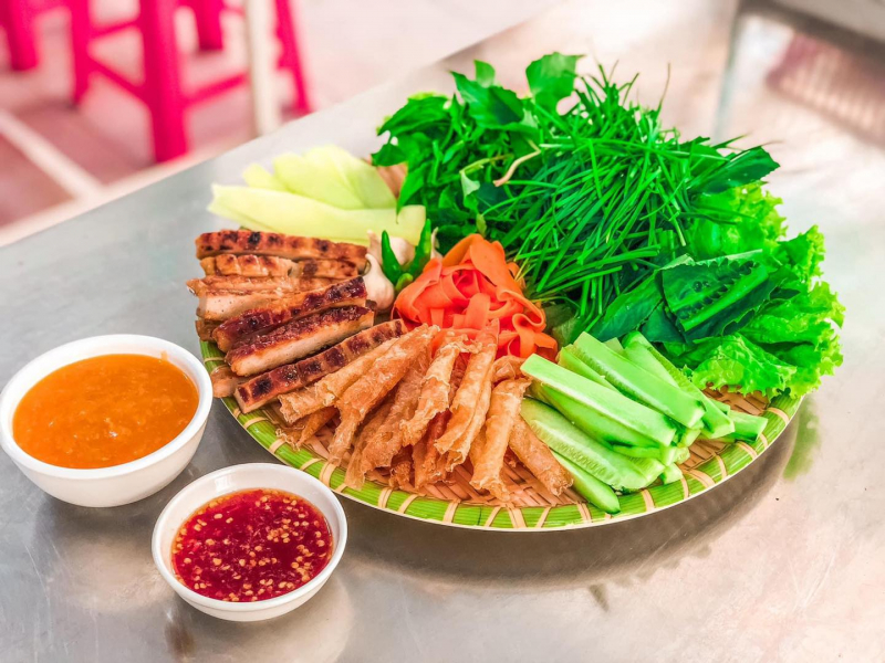 Nem nướng Ninh Hòa là món ngon nổi tiếng được người dân địa phương và du khách yêu thích.