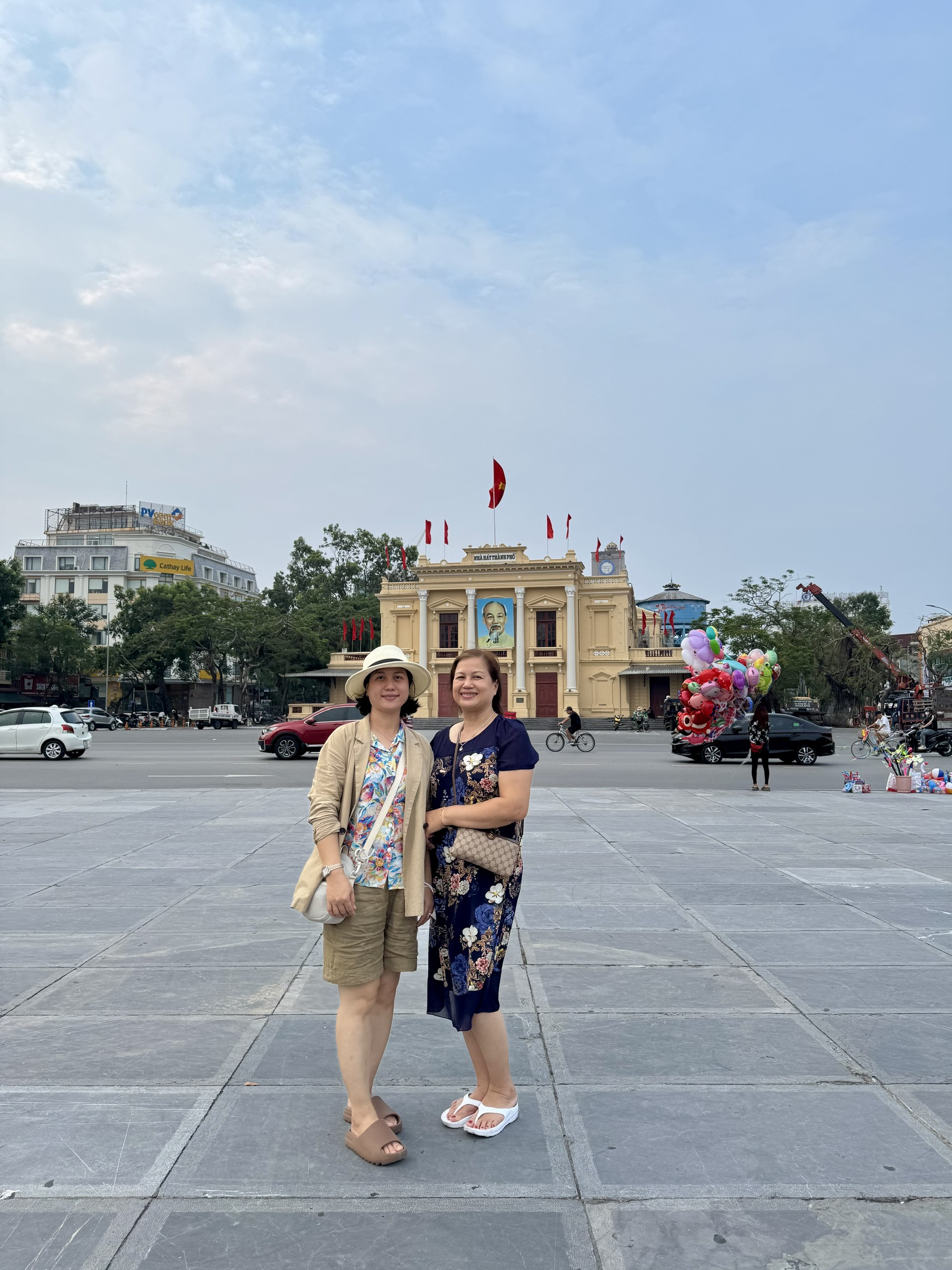 Du khách chụp ảnh trước Nhà hát lớn Hải Phòng