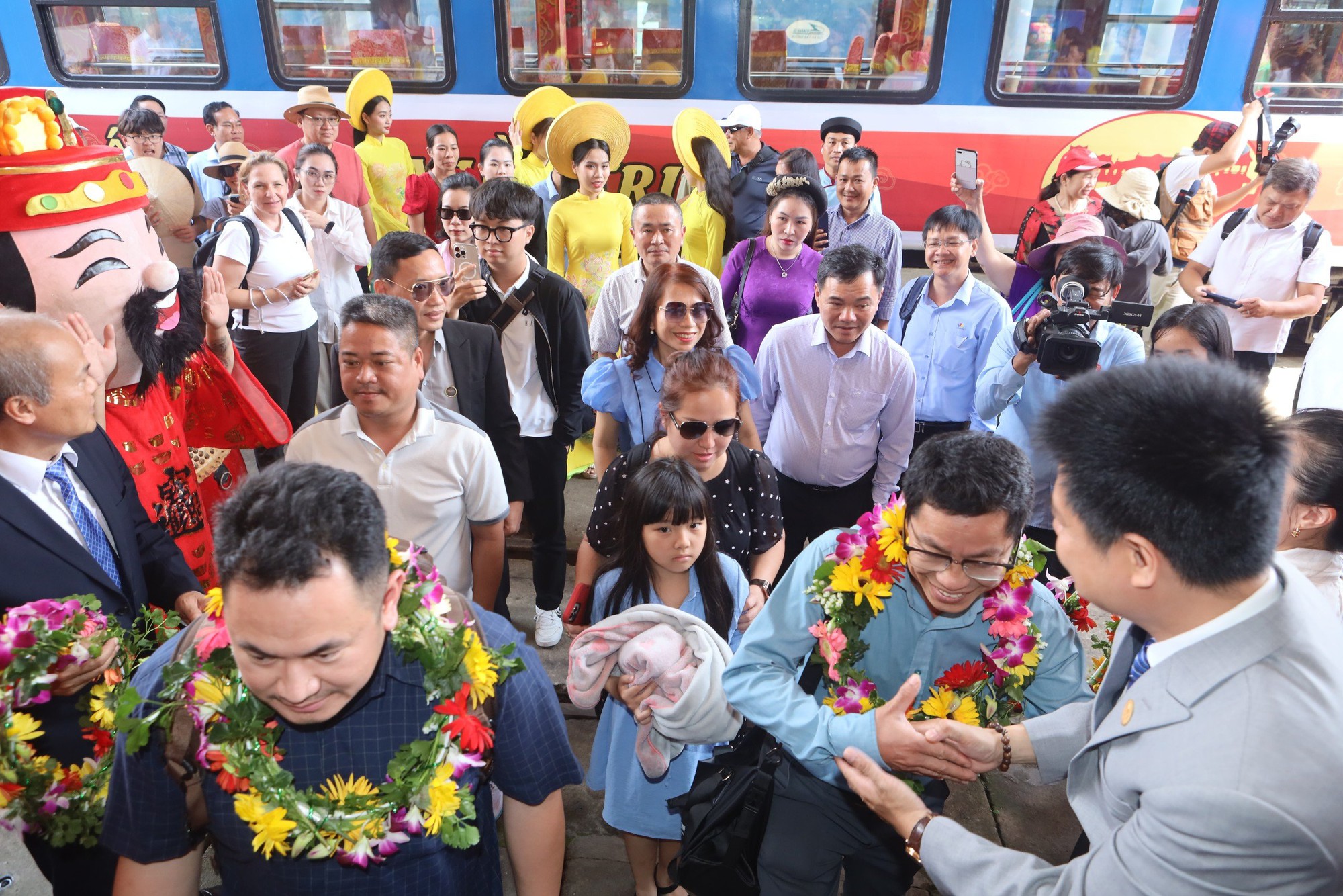 Passengers eagerly experience the "Central Heritage Connection" HD4 train