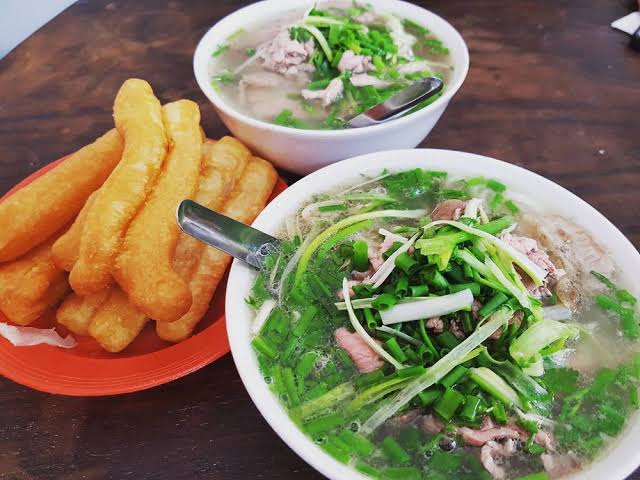 Thưởng thức phở truyền thống Hà Nội