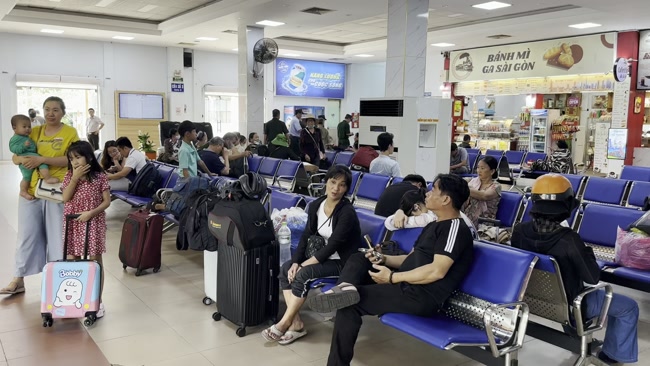 Hành khách chờ tàu tại Ga Thọ Lộc